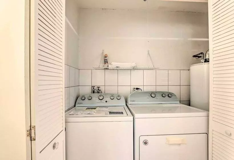 Glendale Heights Home With Office And Backyard!