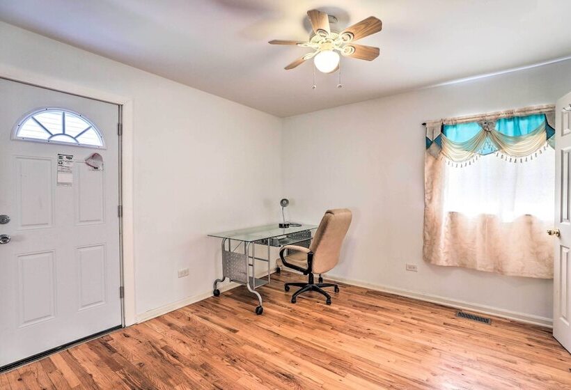 Glendale Heights Home With Office And Backyard!