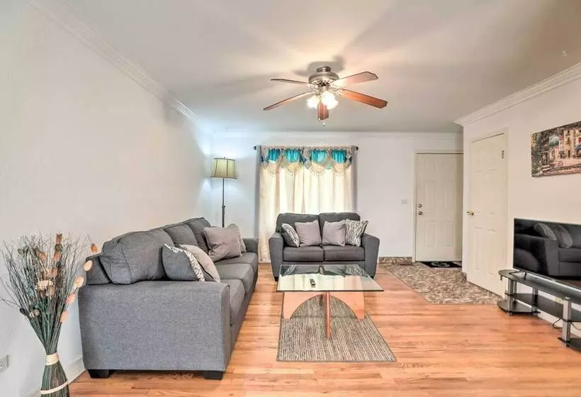 Glendale Heights Home With Office And Backyard!