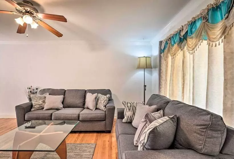 Glendale Heights Home With Office And Backyard!