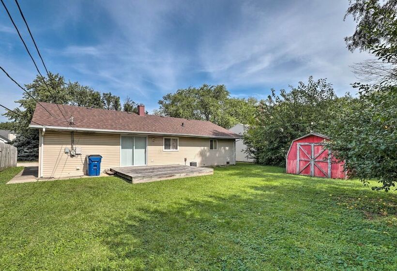 Glendale Heights Home With Office And Backyard!