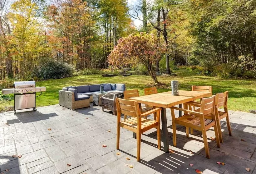 Historic Home W/ Modern Updates On < 4 Acres