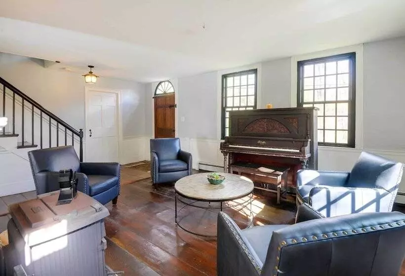 Historic Home W/ Modern Updates On < 4 Acres