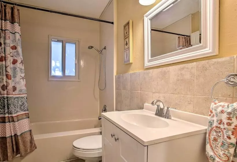 Ideally Located Abode W/ Gazebo In Pompano Beach!