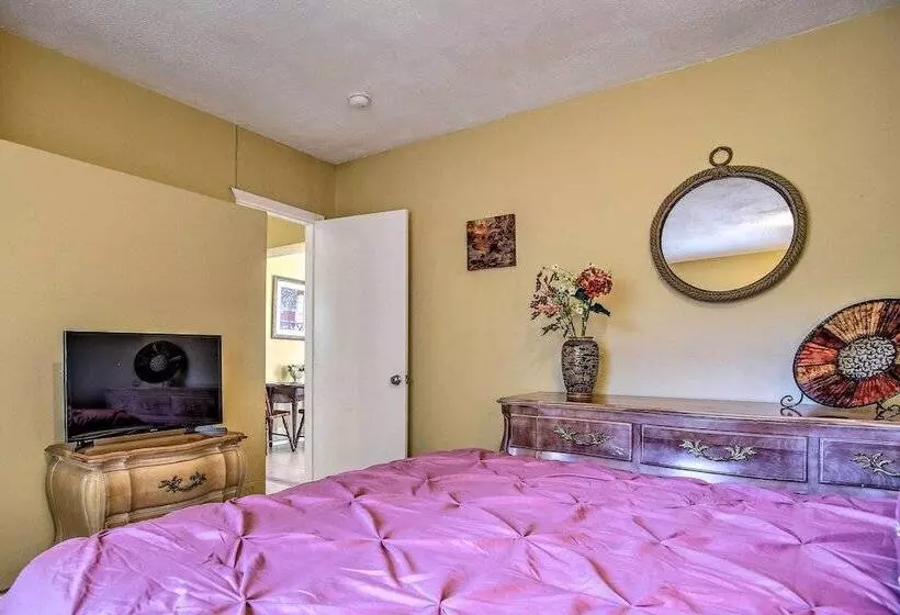 Ideally Located Abode W/ Gazebo In Pompano Beach!