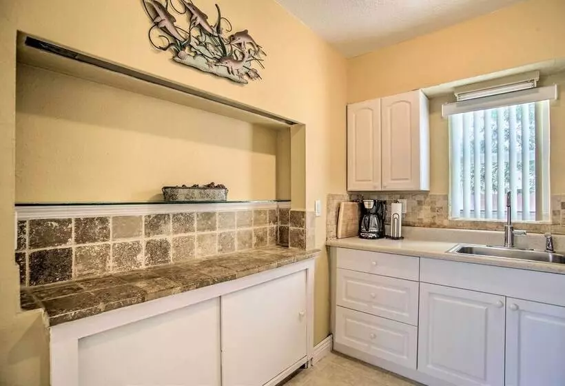 Ideally Located Abode W/ Gazebo In Pompano Beach!