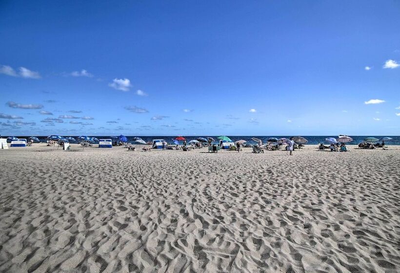 Ideally Located Abode W/ Gazebo In Pompano Beach!