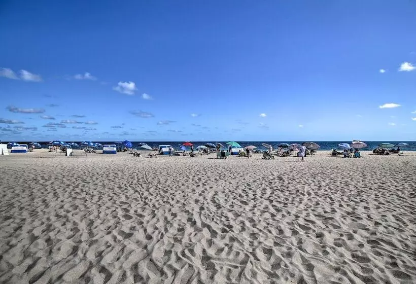 Ideally Located Abode W/ Gazebo In Pompano Beach!