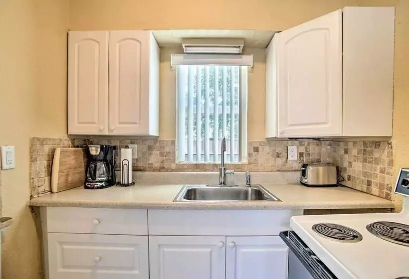 Ideally Located Abode W/ Gazebo In Pompano Beach!