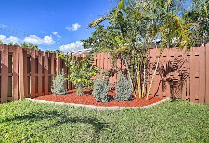 Ideally Located Abode W/ Gazebo In Pompano Beach!