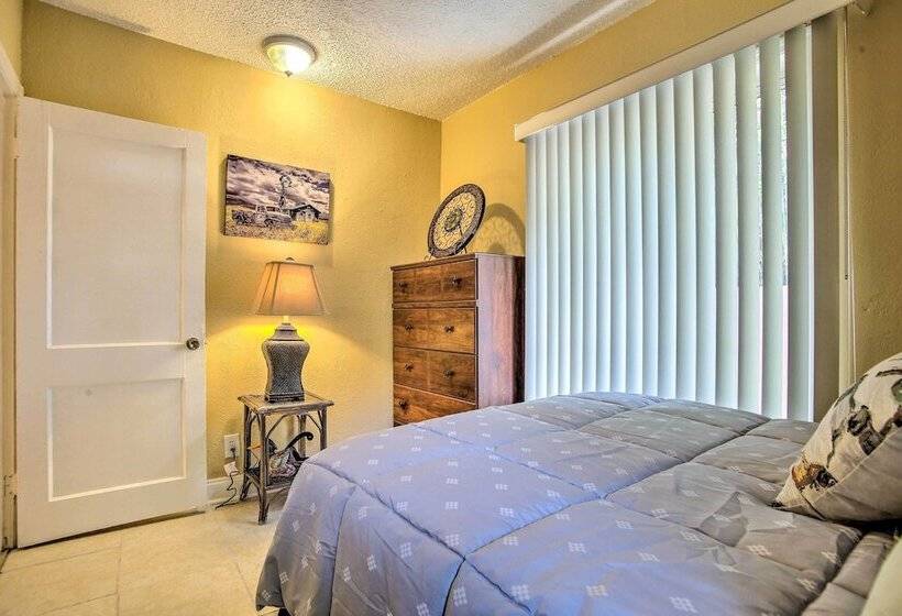 Ideally Located Abode W/ Gazebo In Pompano Beach!