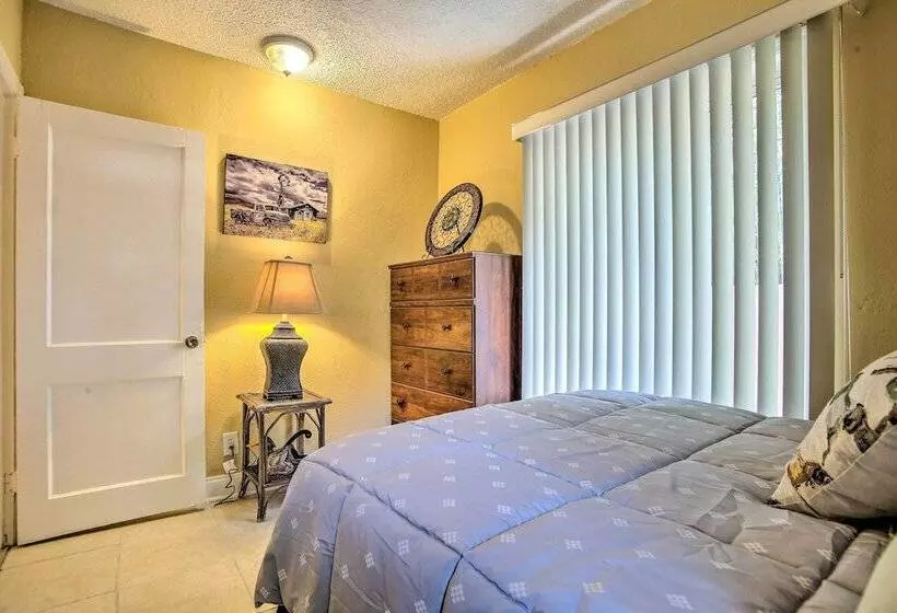 Ideally Located Abode W/ Gazebo In Pompano Beach!