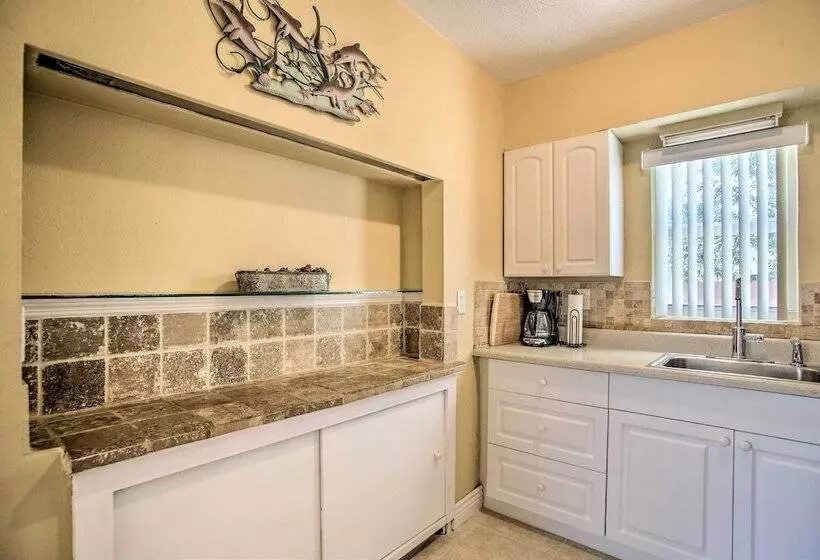 Ideally Located Abode W/ Gazebo In Pompano Beach!
