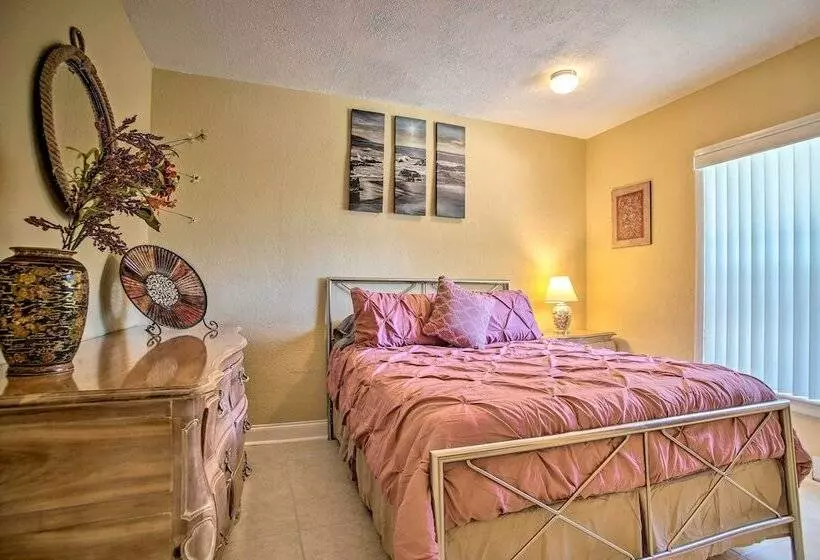 Ideally Located Abode W/ Gazebo In Pompano Beach!