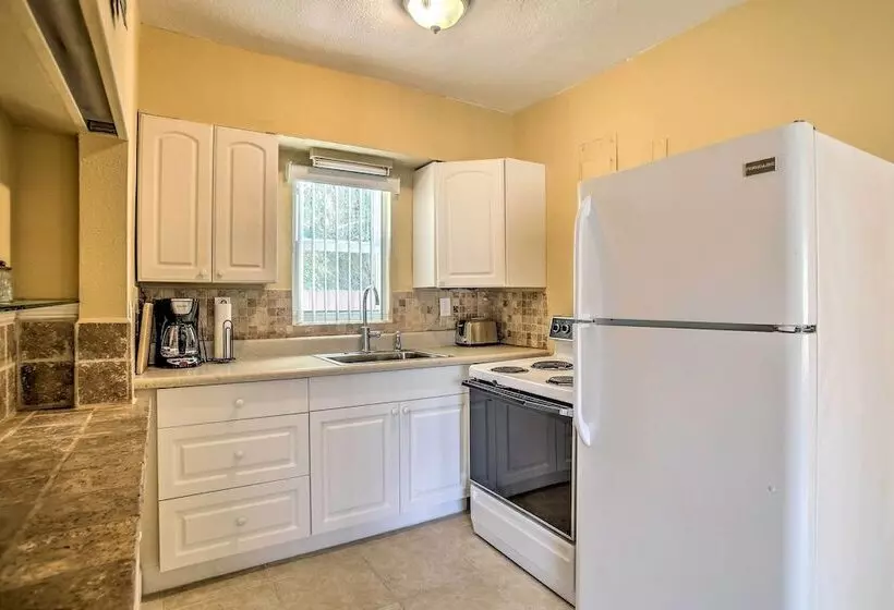 Ideally Located Abode W/ Gazebo In Pompano Beach!