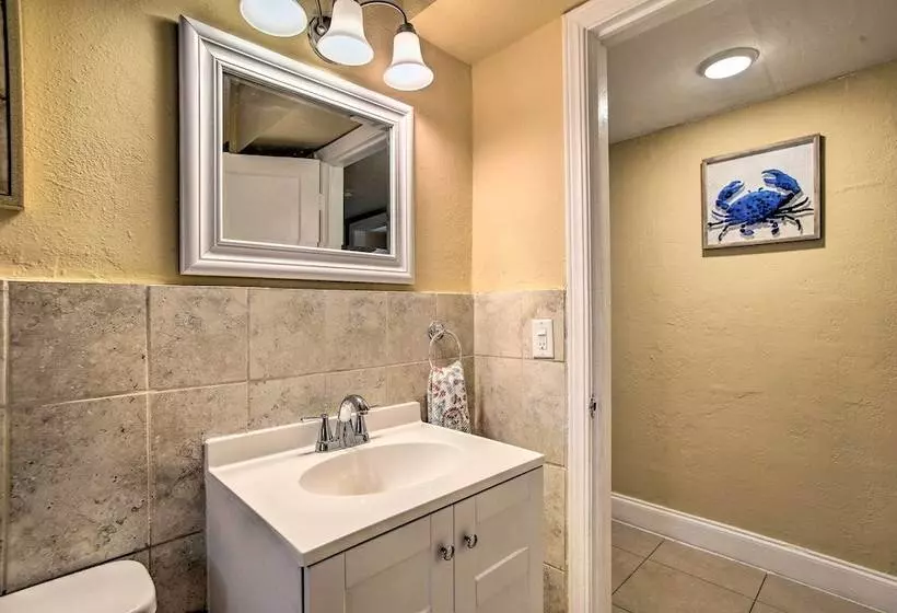 Ideally Located Abode W/ Gazebo In Pompano Beach!