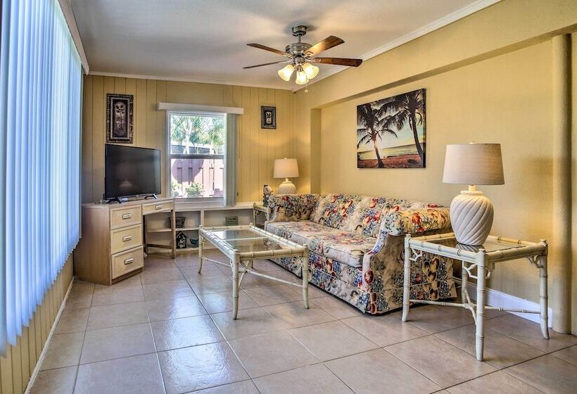 Ideally Located Abode W/ Gazebo In Pompano Beach!