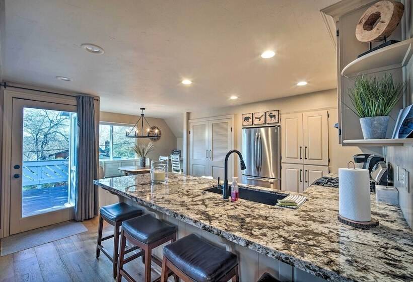 Lake Arrowhead Cabin W/ Balcony, Near Trails