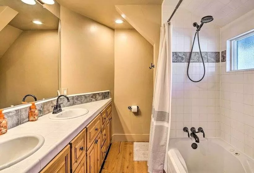 Lake Arrowhead Cabin W/ Balcony, Near Trails