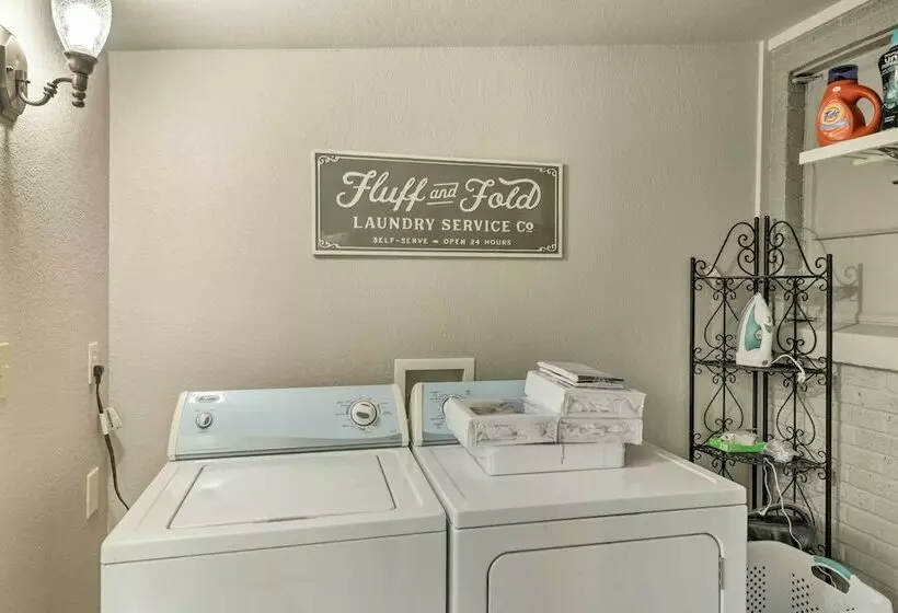 Kayaks, Dock: Waterfront Escape On Lake Hamilton!