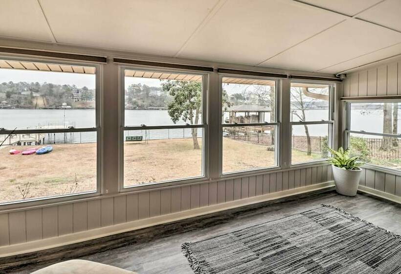 Kayaks, Dock: Waterfront Escape On Lake Hamilton!