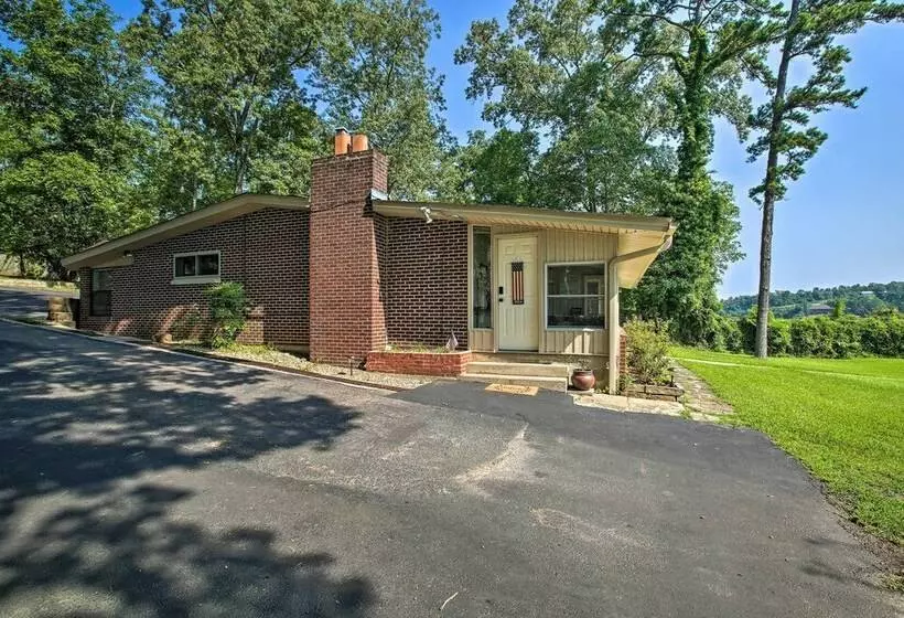 Kayaks, Dock: Waterfront Escape On Lake Hamilton!