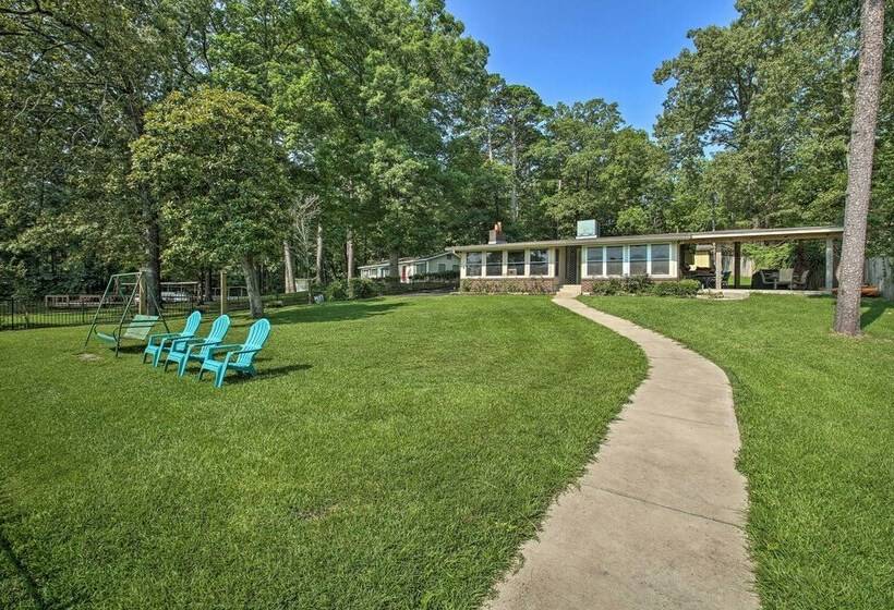 Kayaks, Dock: Waterfront Escape On Lake Hamilton!