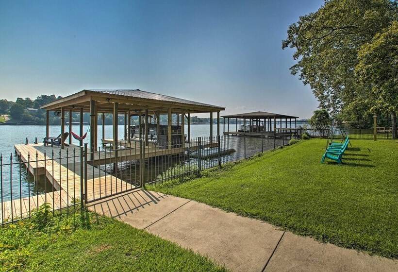 Kayaks, Dock: Waterfront Escape On Lake Hamilton!