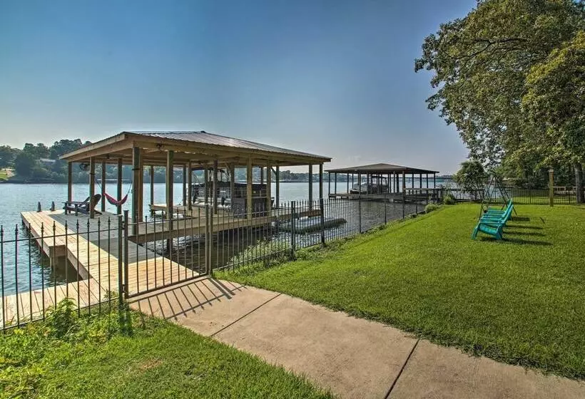 Kayaks, Dock: Waterfront Escape On Lake Hamilton!