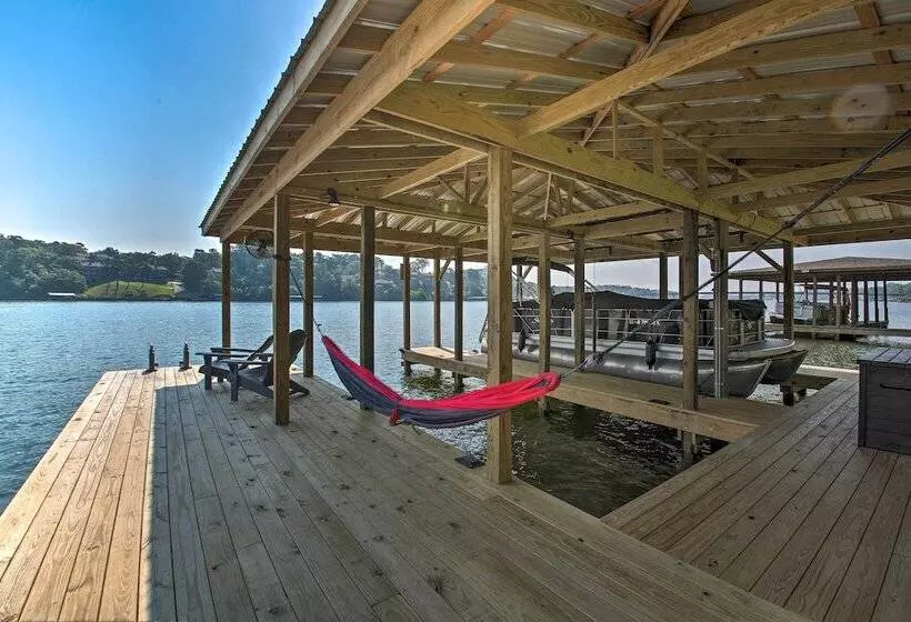 Kayaks, Dock: Waterfront Escape On Lake Hamilton!