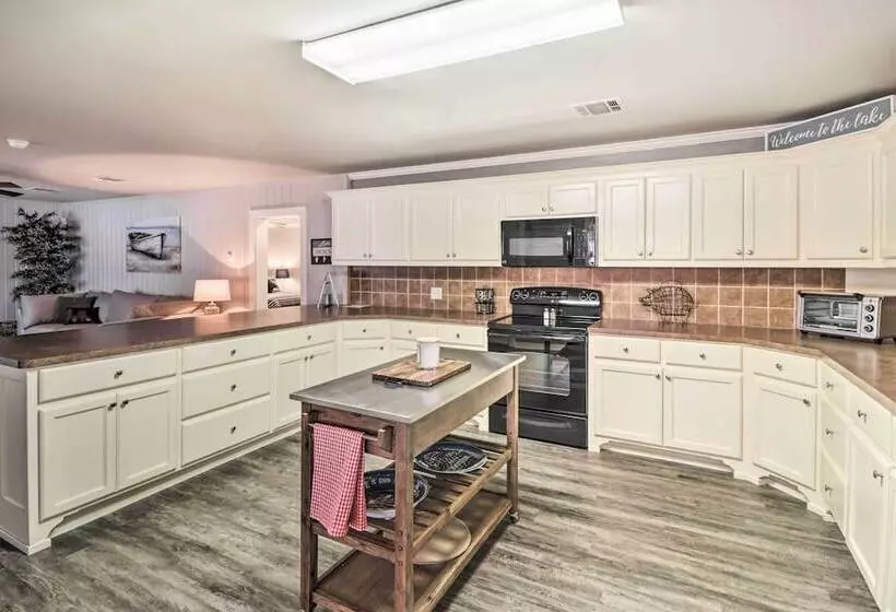 Kayaks, Dock: Waterfront Escape On Lake Hamilton!