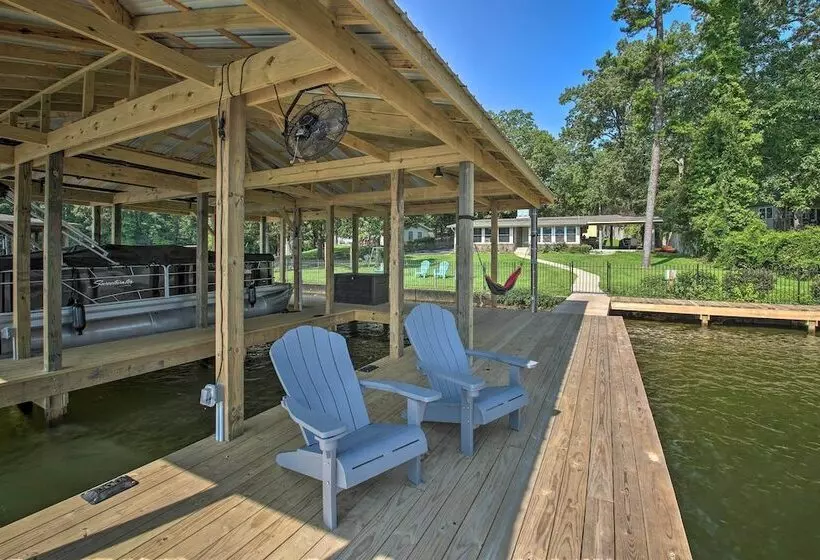 Kayaks, Dock: Waterfront Escape On Lake Hamilton!