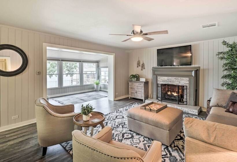 Kayaks, Dock: Waterfront Escape On Lake Hamilton!