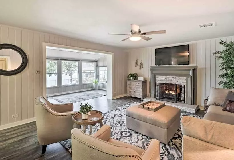 Kayaks, Dock: Waterfront Escape On Lake Hamilton!