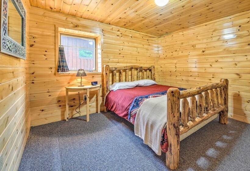 Lutsen Cabin W/ Fire Pit, Patio & Deck!