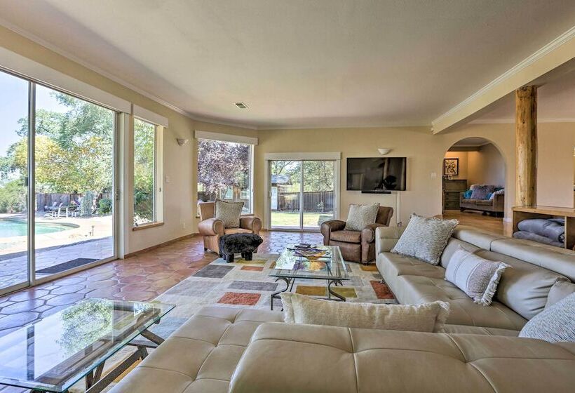 Luxe Auburn Hideaway W/ Tennis Court & Views!