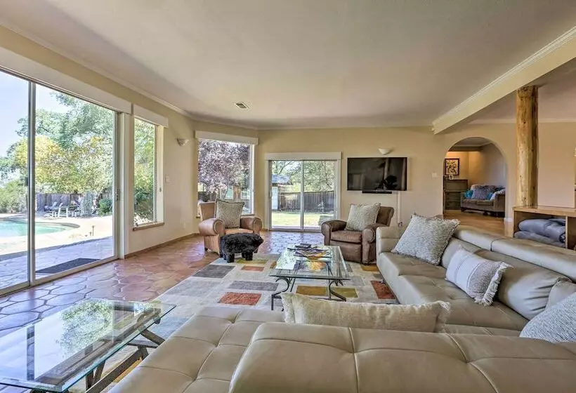 Luxe Auburn Hideaway W/ Tennis Court & Views!