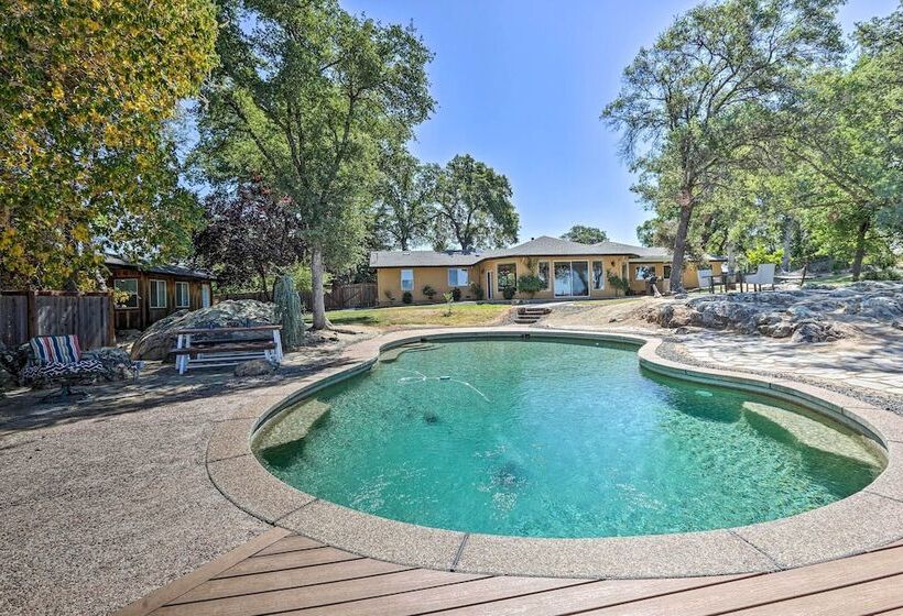 Luxe Auburn Hideaway W/ Tennis Court & Views!