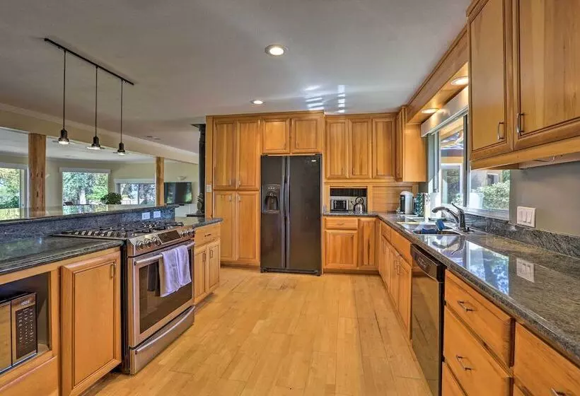 Luxe Auburn Hideaway W/ Tennis Court & Views!