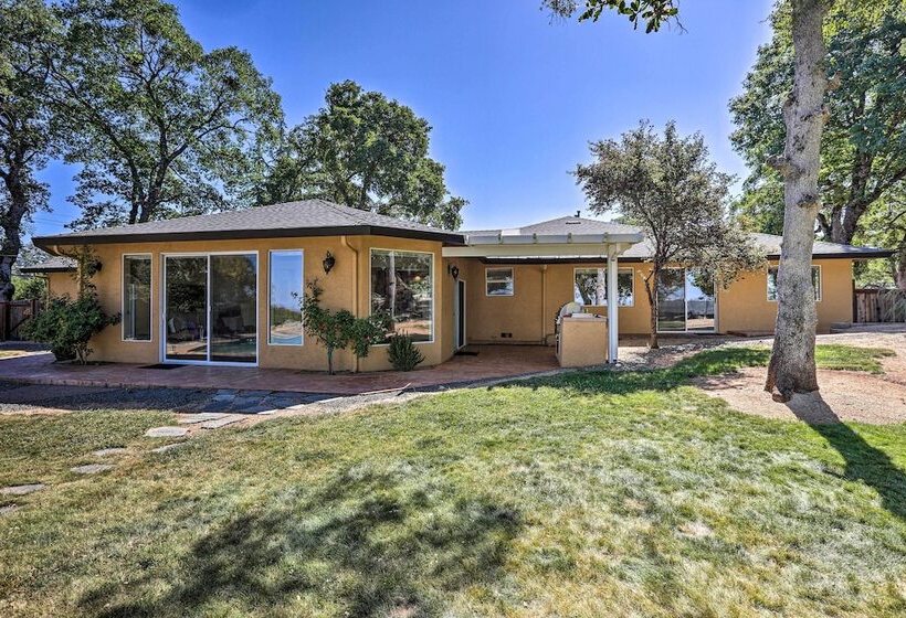 Luxe Auburn Hideaway W/ Tennis Court & Views!