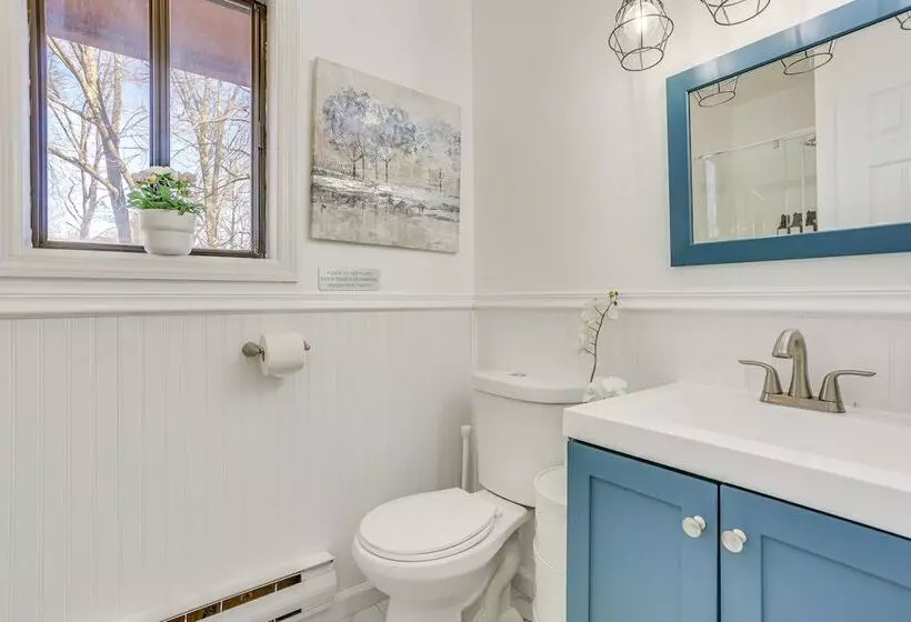 Deck, Fire Pit & Pool Access At Poconos Retreat!