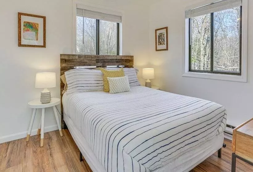 Deck, Fire Pit & Pool Access At Poconos Retreat!