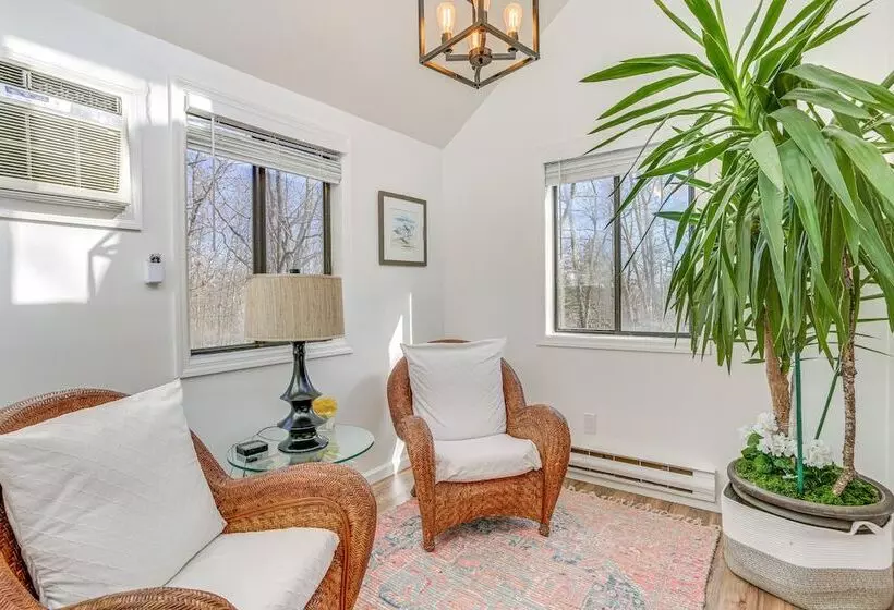 Deck, Fire Pit & Pool Access At Poconos Retreat!