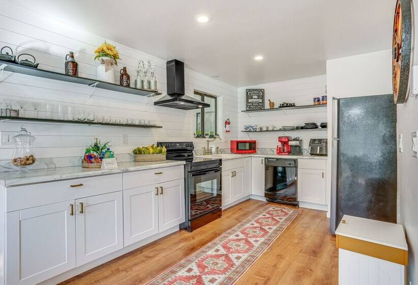 Deck, Fire Pit & Pool Access At Poconos Retreat!