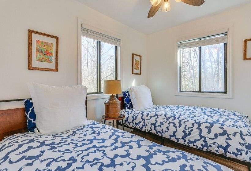 Deck, Fire Pit & Pool Access At Poconos Retreat!