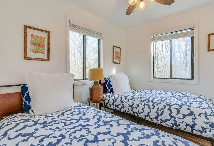 Deck, Fire Pit & Pool Access At Poconos Retreat!