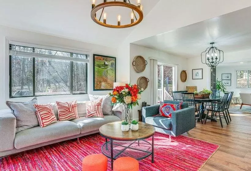 Deck, Fire Pit & Pool Access At Poconos Retreat!