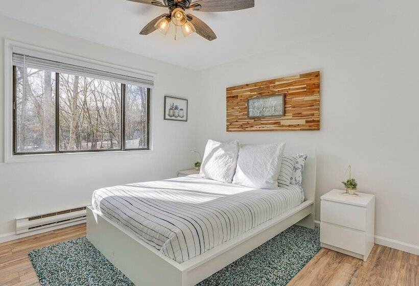 Deck, Fire Pit & Pool Access At Poconos Retreat!