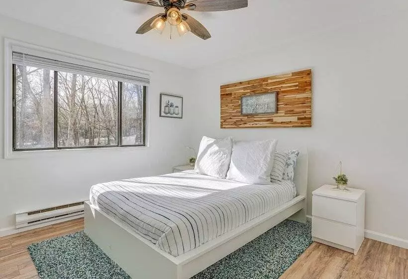 Deck, Fire Pit & Pool Access At Poconos Retreat!