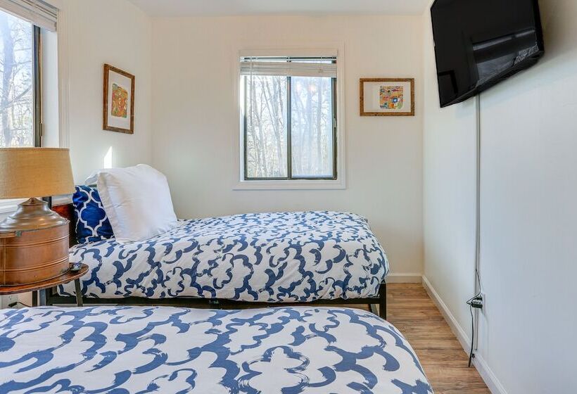 Deck, Fire Pit & Pool Access At Poconos Retreat!